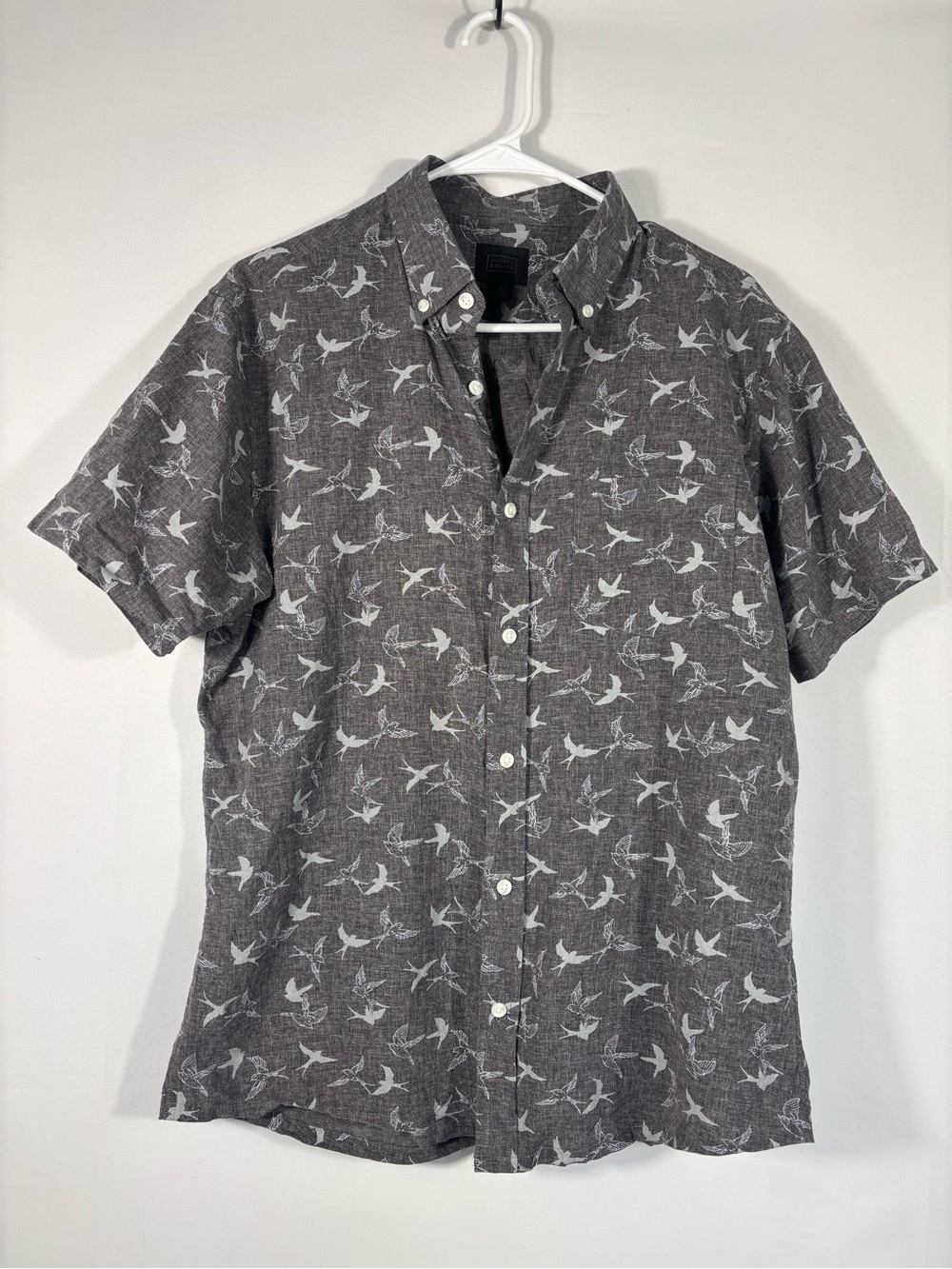 14th & Union Gray Short Sleeve Button-Up with White Bird Print Size Medium
